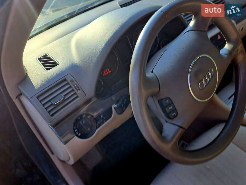 Седан Audi A4 2004 в Лохвице