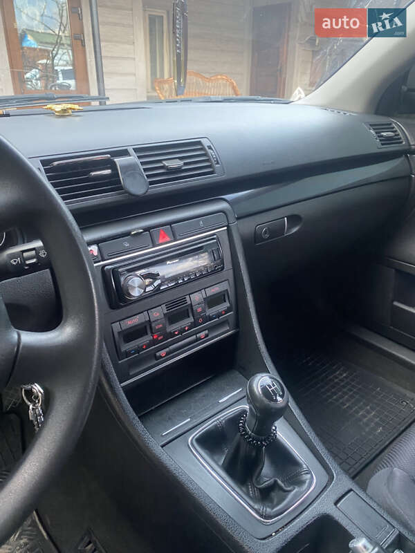 Седан Audi A4 2002 в Лазещине
