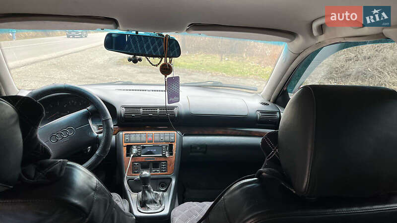 Седан Audi A4 1996 в Рахове