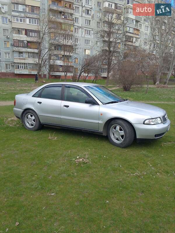 Седан Audi A4 1995 в Запорожье