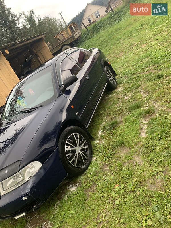 Седан Audi A4 1996 в Стрелках