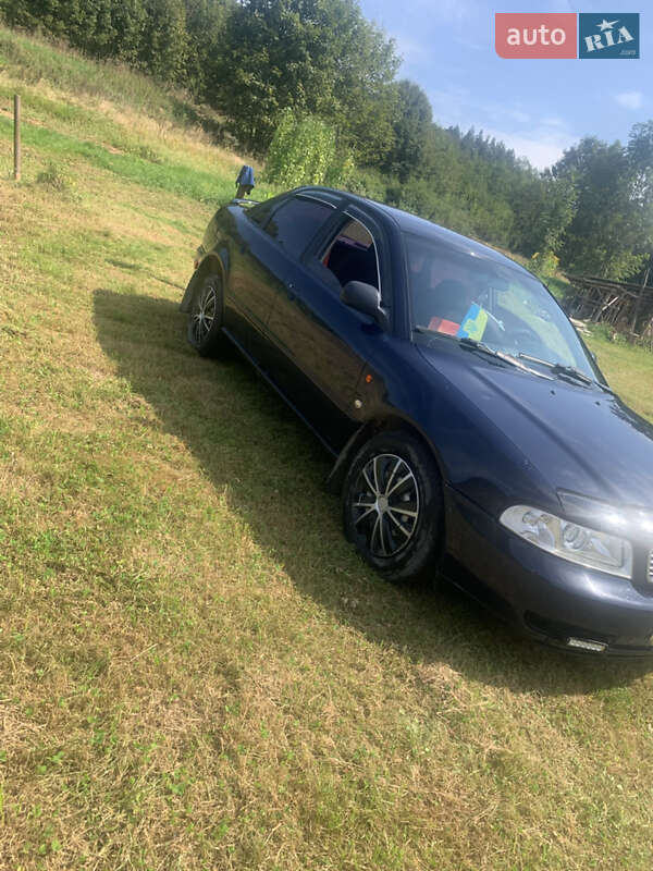 Седан Audi A4 1996 в Стрелках