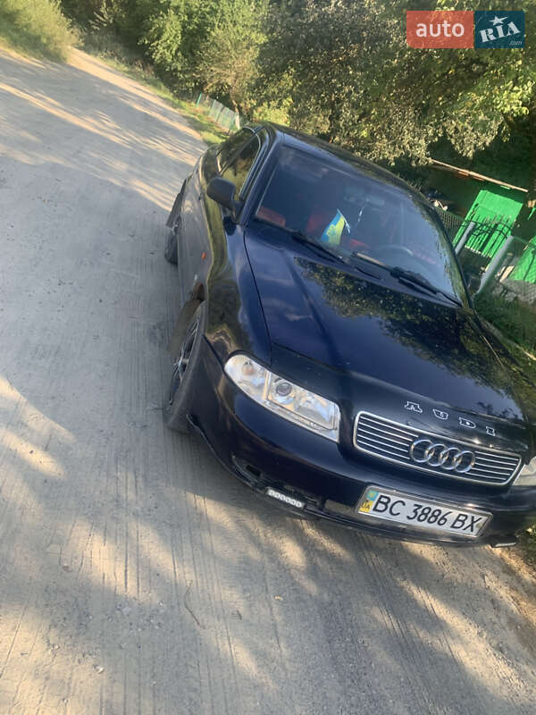 Седан Audi A4 1996 в Стрелках
