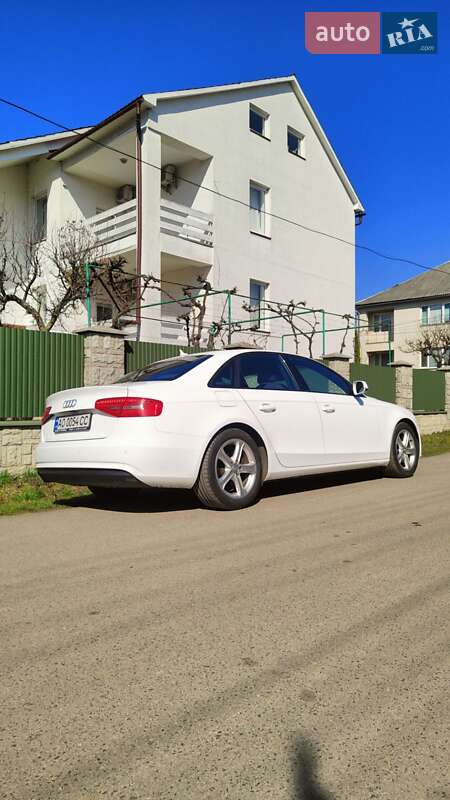 Седан Audi A4 2014 в Мукачево