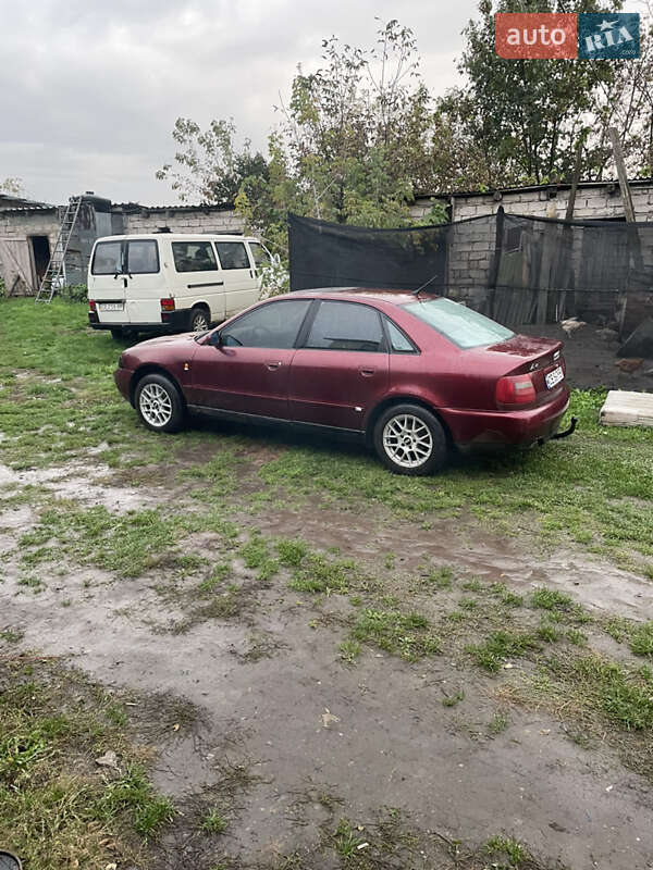 Седан Audi A4 1998 в Кельменцах
