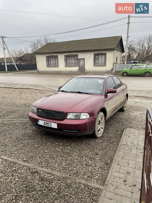 Седан Audi A4 1998 в Кельменцах