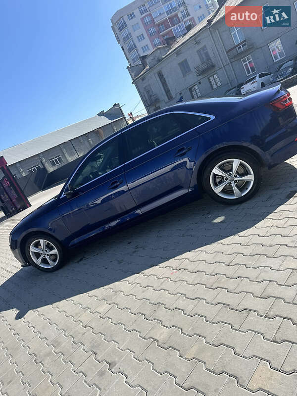 Седан Audi A4 2019 в Львові