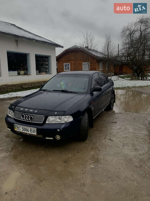 Седан Audi A4 1996 в Стрелках