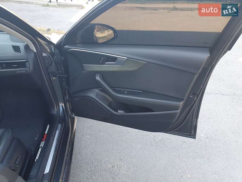 Седан Audi A4 2019 в Шпикові