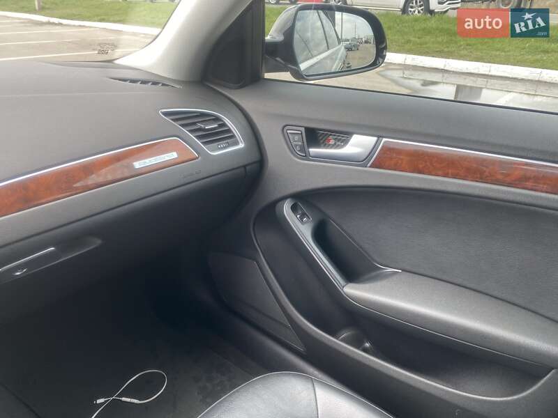 Седан Audi A4 2012 в Луцке