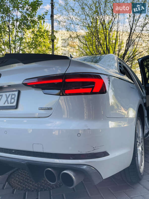 Седан Audi A4 2016 в Львове