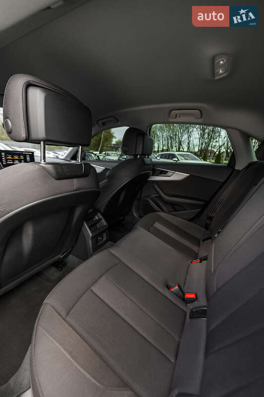 Седан Audi A4 2019 в Львове