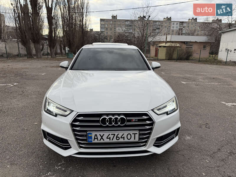 Седан Audi A4 2019 в 