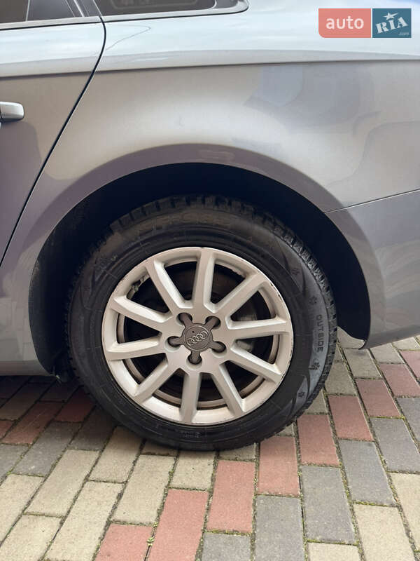 Седан Audi A4 2012 в Горохові