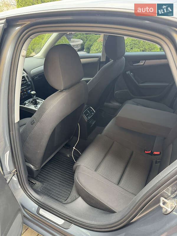 Седан Audi A4 2012 в Горохові