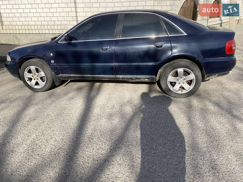 Седан Audi A4 1995 в Жовкве