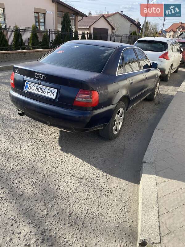 Седан Audi A4 1995 в Жовкве