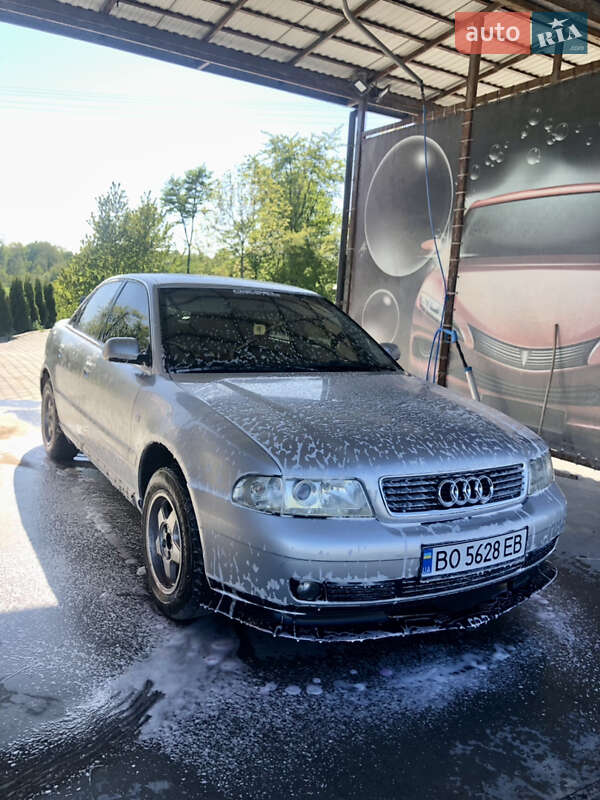 Седан Audi A4 1999 в Тлумачі