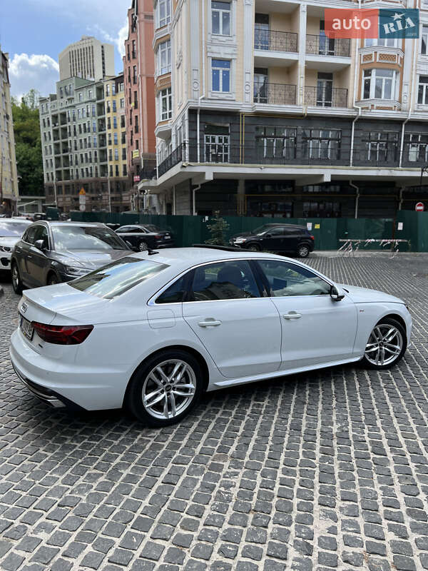 Седан Audi A4 2022 в Киеве