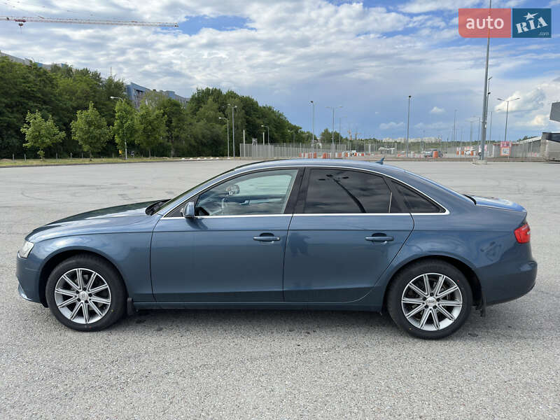 Седан Audi A4 2015 в Львове