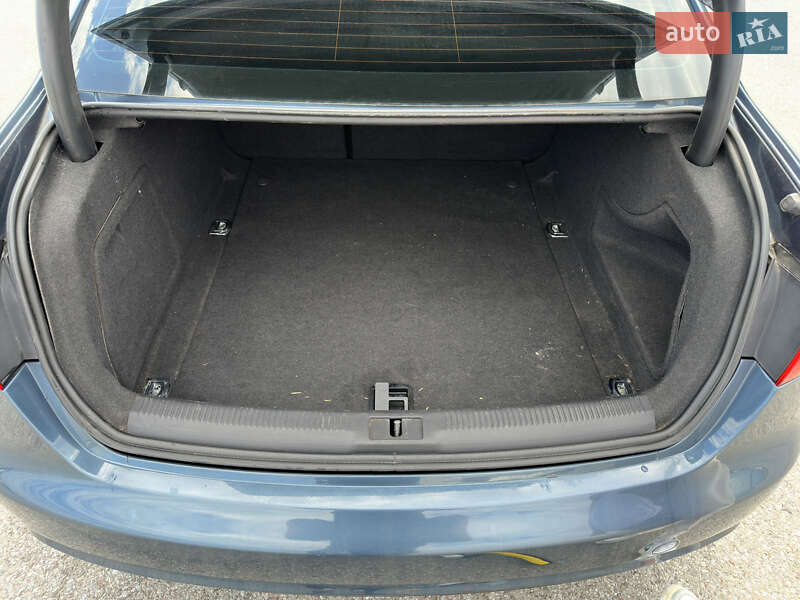 Седан Audi A4 2015 в Львове