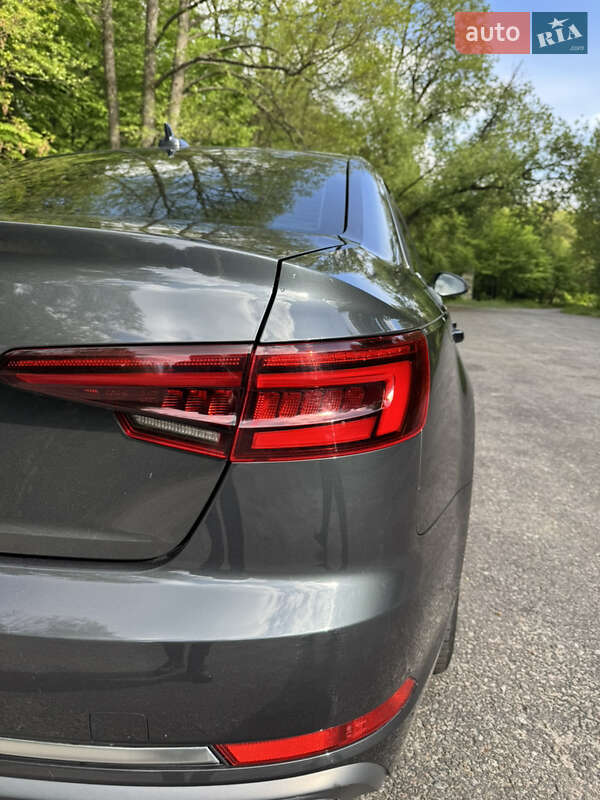 Седан Audi A4 2018 в Радомышле