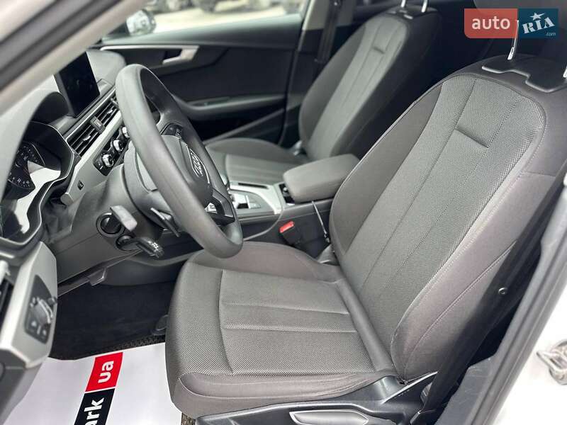 Седан Audi A4 2019 в Львові