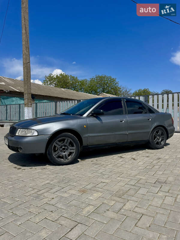 Седан Audi A4 1998 в 