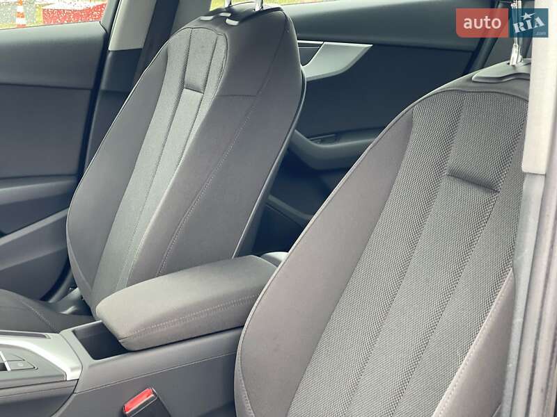 Седан Audi A4 2018 в Ужгороде