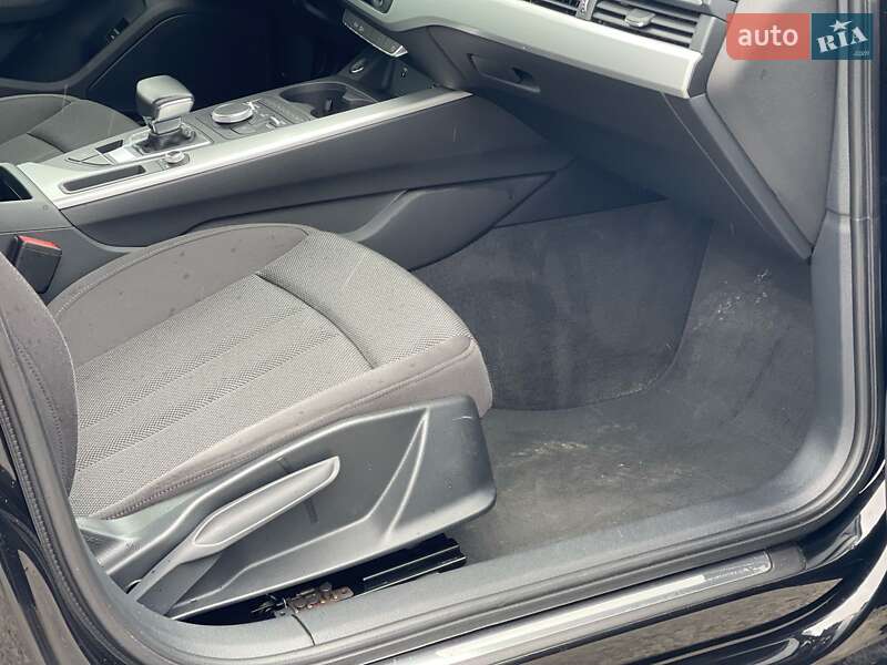 Седан Audi A4 2018 в Ужгороде
