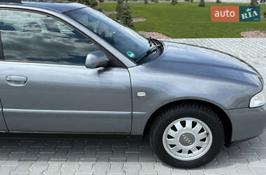 Седан Audi A4 2000 в 