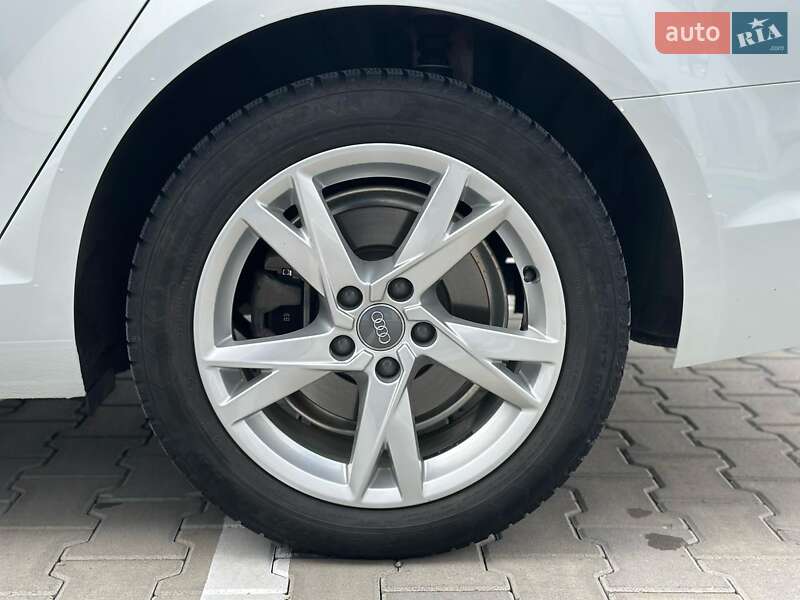 Седан Audi A4 2018 в Львове