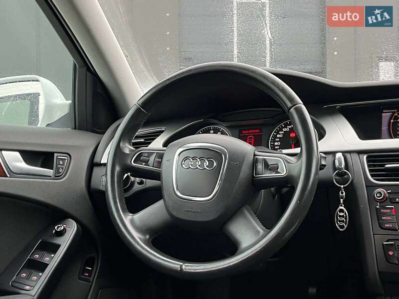 Седан Audi A4 2010 в Львове