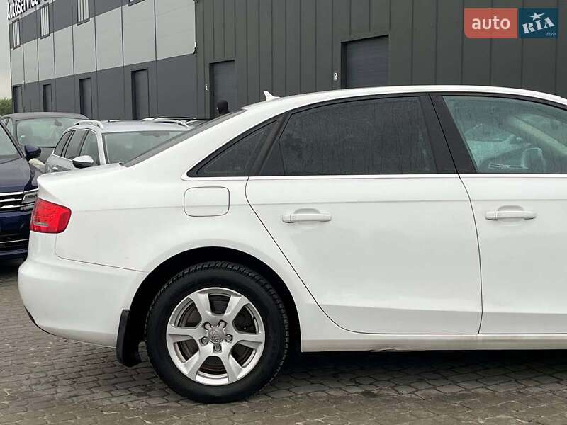 Седан Audi A4 2010 в Львове