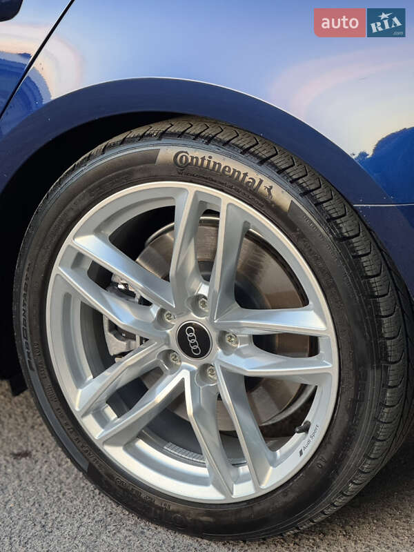 Седан Audi A4 2023 в Львове