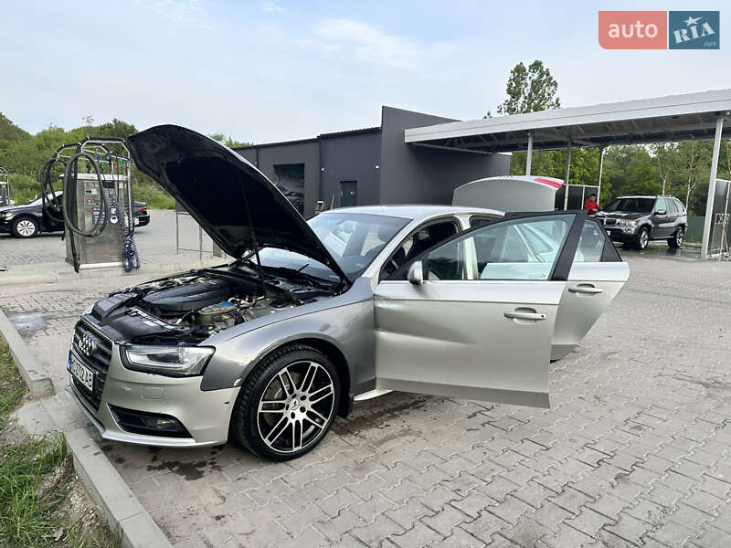 Седан Audi A4 2012 в Львове
