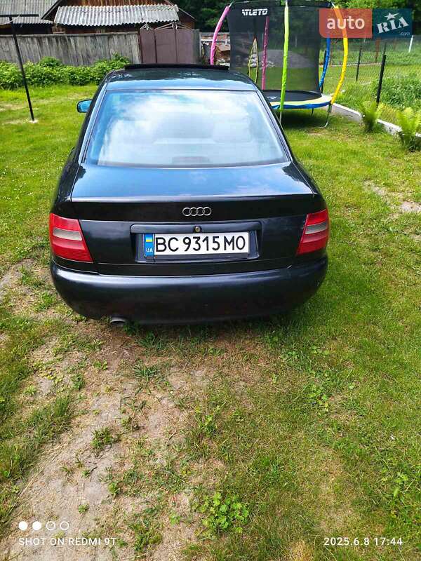 Седан Audi A4 1997 в Радехове