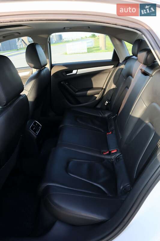 Седан Audi A4 2012 в Львове