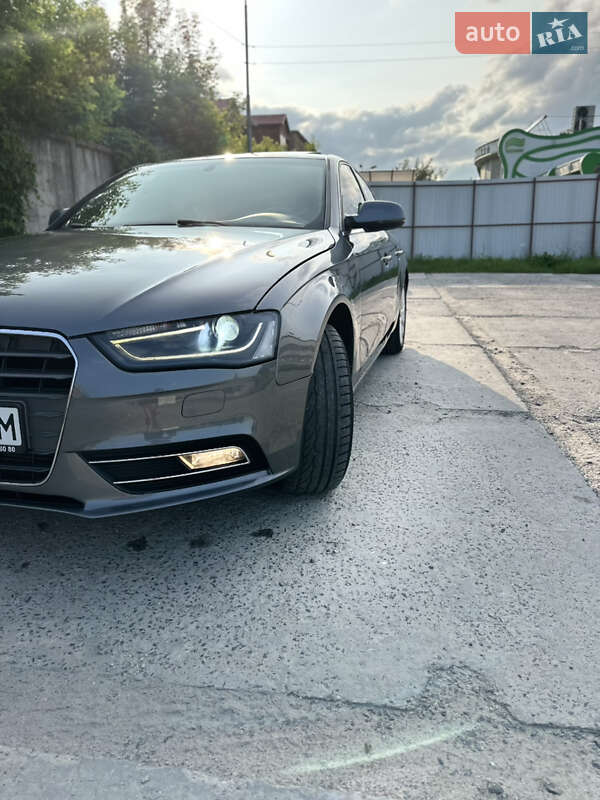Седан Audi A4 2012 в Хмельницком
