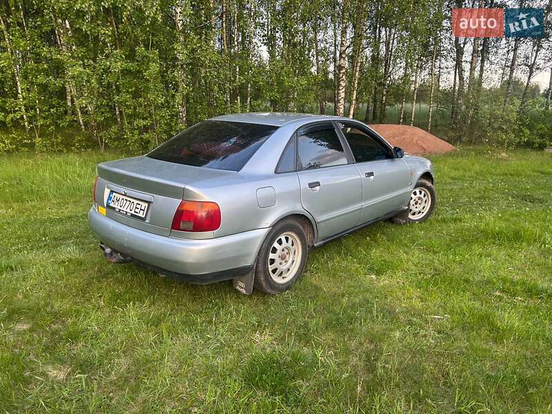 Седан Audi A4 1996 в Коростене