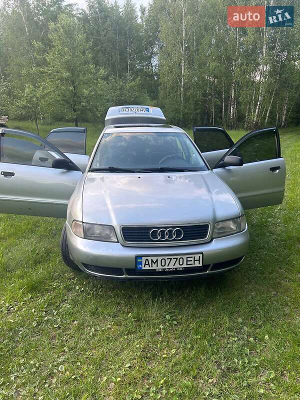 Седан Audi A4 1996 в Коростене