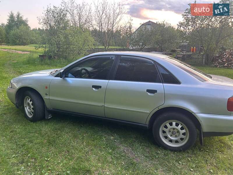 Седан Audi A4 1996 в Коростене