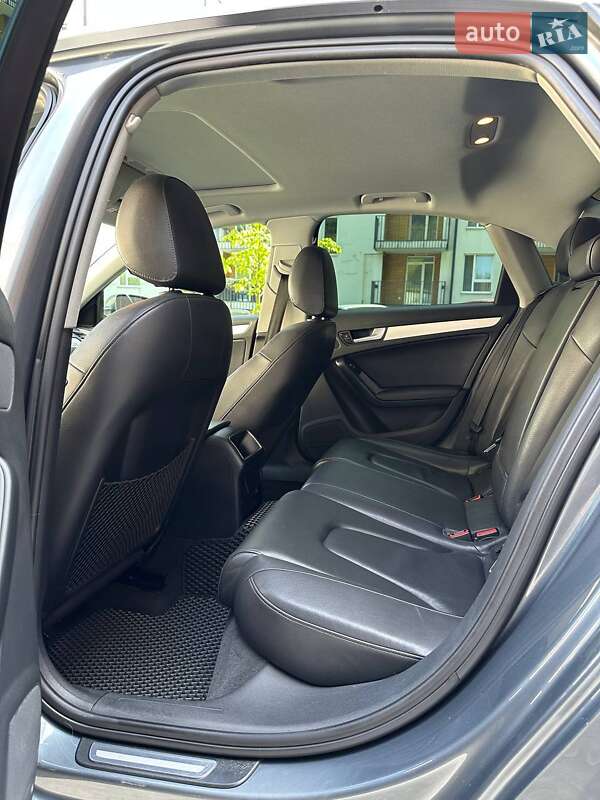 Седан Audi A4 2012 в Львове