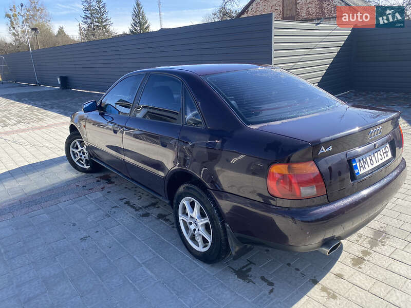 Седан Audi A4 1996 в Быковке