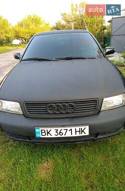 Седан Audi A4 1998 в Сарнах