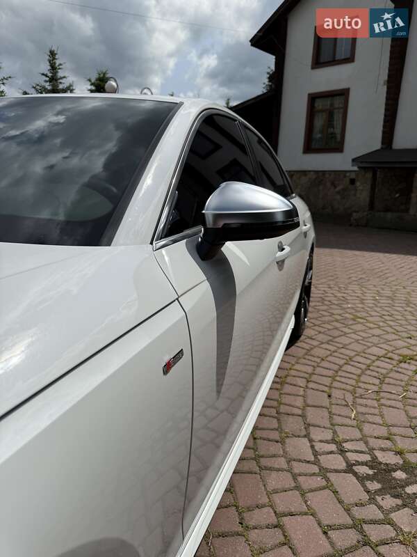 Седан Audi A4 2022 в Виннице