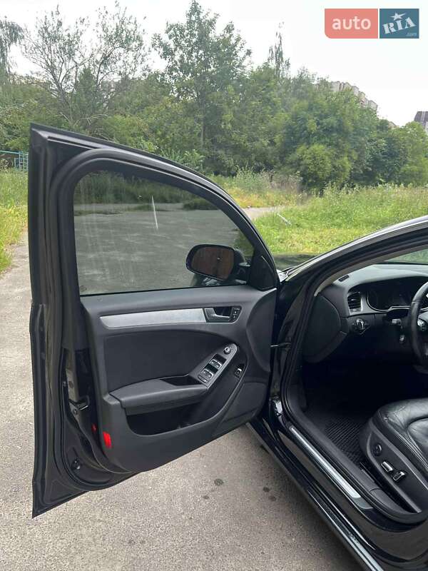 Седан Audi A4 2012 в Львове