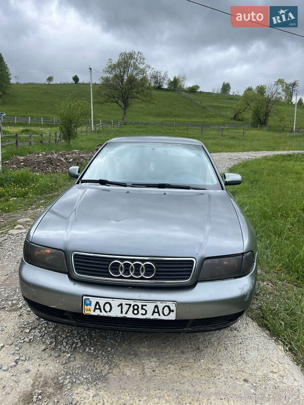Седан Audi A4 1998 в Черной Тисе