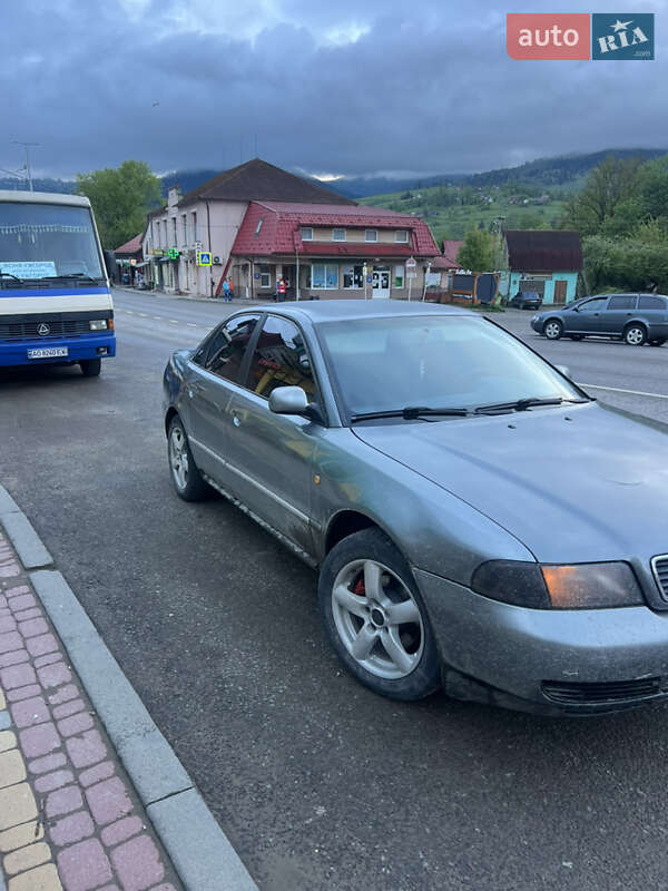Седан Audi A4 1998 в Черной Тисе