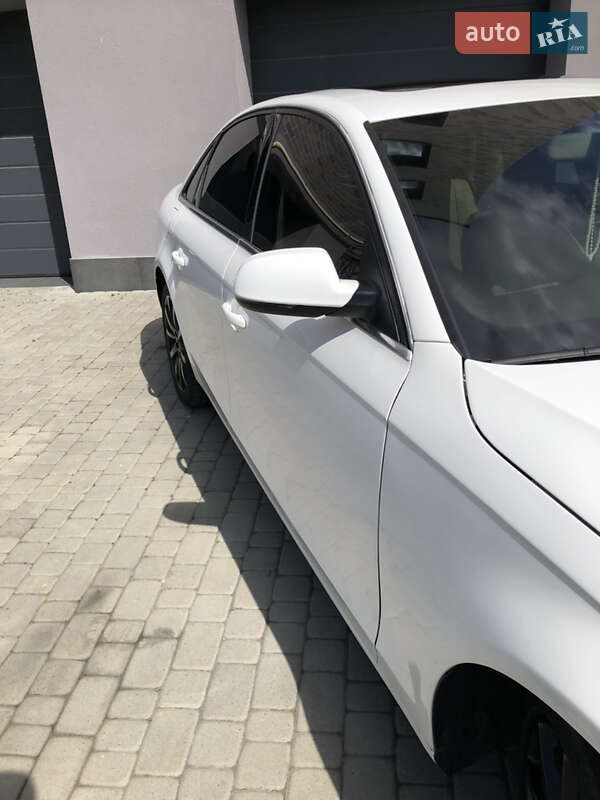 Седан Audi A4 2012 в Львове